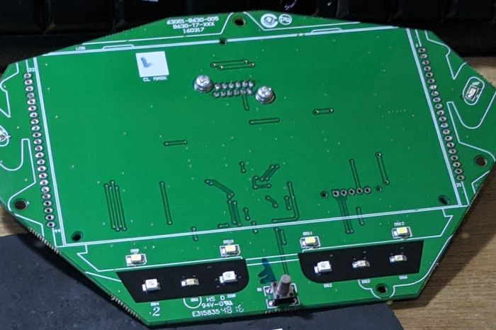 Lempeng PCB pada panel instrumen digital motor