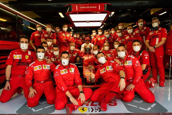 Carlos Sainz (tengah kaus putih) bersama tim Ferrari pada balapan penutup di F1 Abu Dhabi 2021