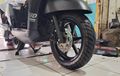 Bikin Kaki Menapak Sempurna, Ini Tips Ceperin Sokbreker Motor Yang Aman Buat Perempuan