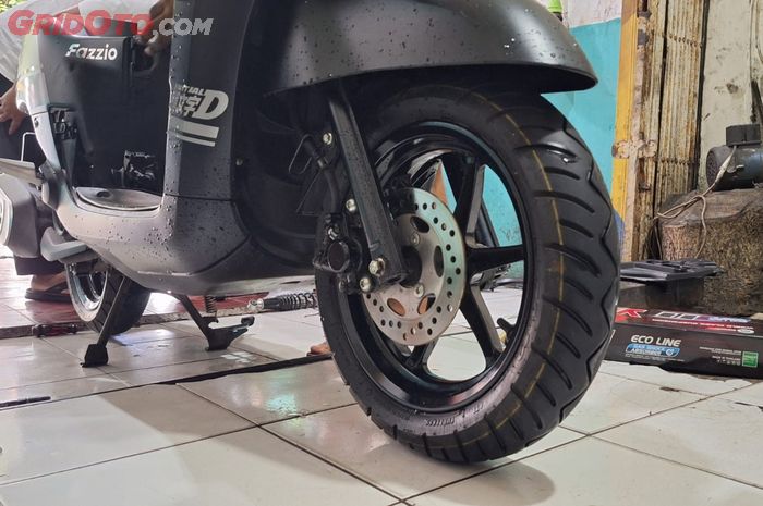 Tips ceperin sokbreker depan motor yang aman buat perempuan 