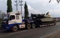 Jarang Lihat Nih, Konvoi Truk Sambil Gendong Tank Leopard Milik TNI AD