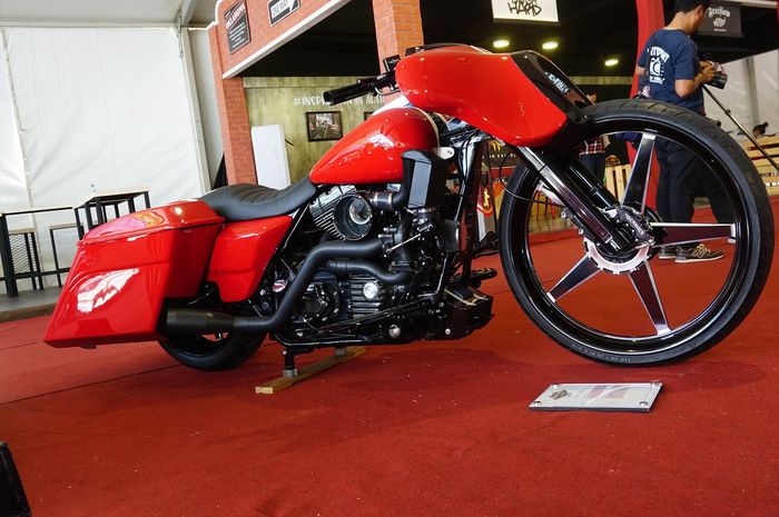 Harley-Davidson Road King bagger performance garapan Monochrome Performance
