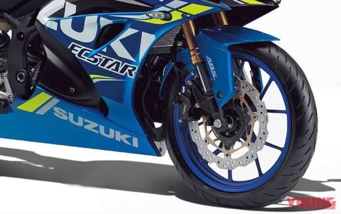 Sokbreker upside down terihat dijejalkan untuk kaki-kaki depannya. Sementara bentuk fairingnya tidak memperlihatkan mesinnya