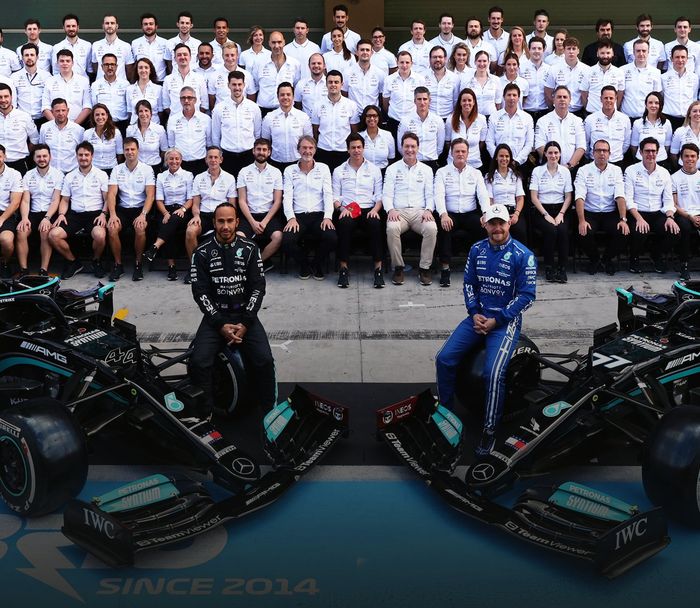 Duet Lewis Hamilton dan Valtteri Bottas memberi gelar juara dunia konstuktor 2021 untuk tim Mercedes