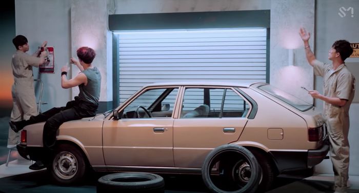 Hyundai Pony dalam video clip We Young