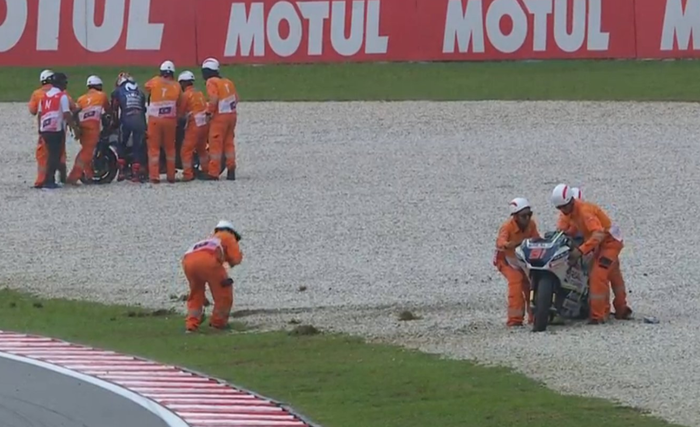 Maverick Vinales dan Jordi Torres crash di tikungan yang sama di FP4 MotoGP Malaysia