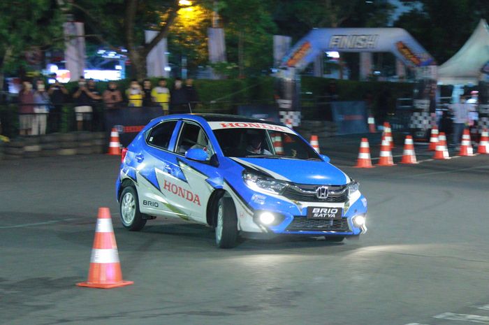 Warga Kota Semarang antusias mennonton event Brio Slalom Challenge  2022 putaran ketiga di depan gedung kantor Gubernur Jawa Tengah