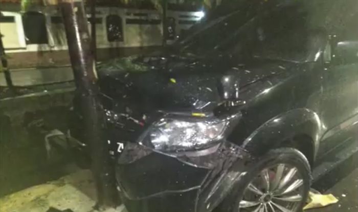 Toyota Fortuner yang diduga ditumpangi Setya Novanto kecelakaan di  Permata Hijau