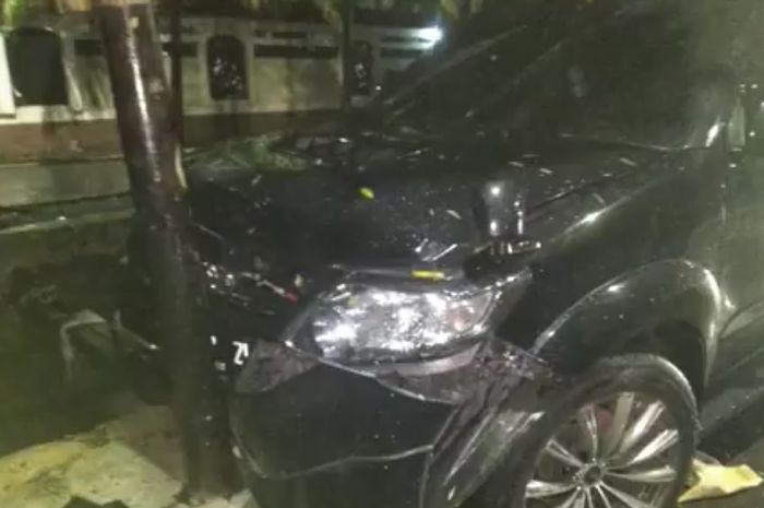 Toyota Fortuner yang diduga ditumpangi Setya Novanto kecelakaan di  Permata Hijau