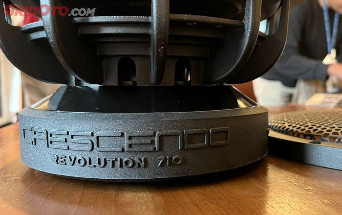 Magnet Ferrite Dengan Underhung Drive Digunakan di Subwoofer Crescendo Revolution 710