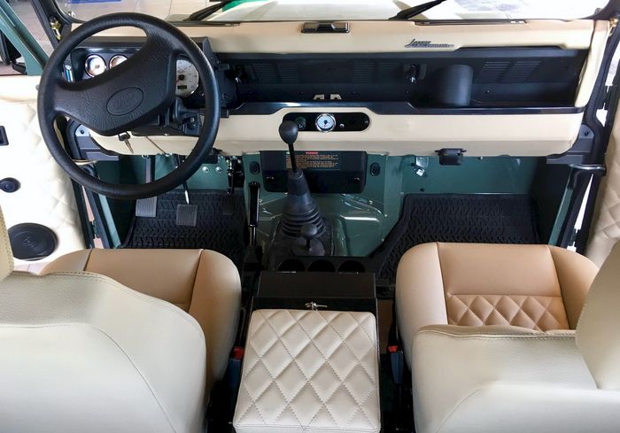 Tampilan kabin restomod Land Rover Defender garapan Legacy Overland