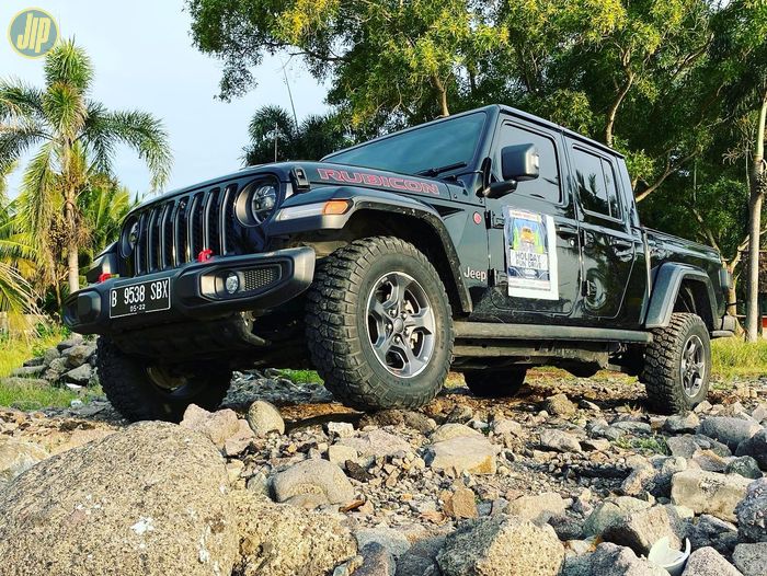 Jeep Gladiator di pantai Anyer, Holiday Fun Drive 2022