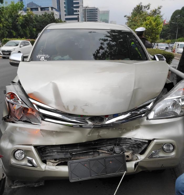 Toyota Avanza yang terlibat laka beruntun 4 mobil di tol depan Slipi Jaya, Jl S. Parman, Jakarta Barat