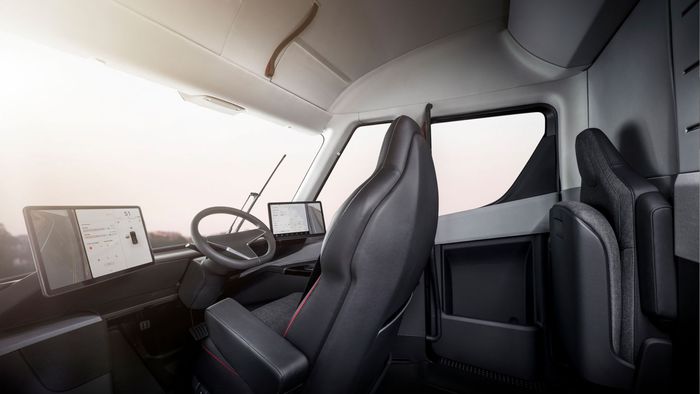 Tampilan desain interior Tesla Semi yang super lega, dilansir oleh www.arstechnica.com