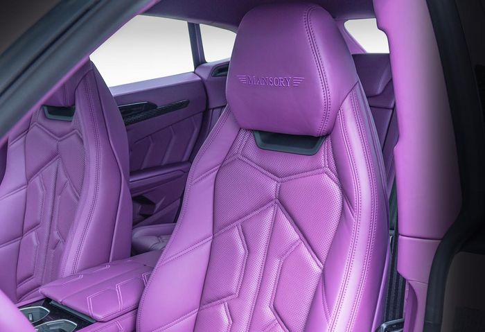 Tampilan kabin mencolok Lamborghini Urus dibungkus warna ungu