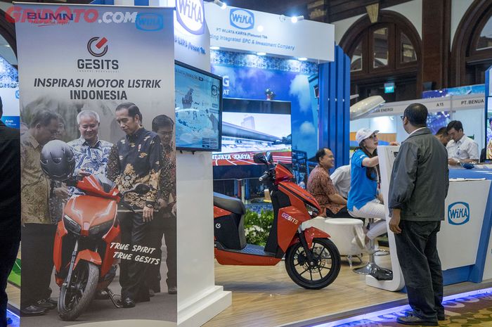 Motor listrik Gesits saat dipamerkan di booth PT WIKA &ndash; Wijaya Karya dalam sebuah pameran energi di Jakarta