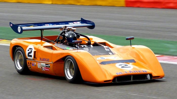 Mobil McLaren di balap sports cars CanAm. Bagiamana, warnanya mirip dengan mobil McLaren MCL33 2018 kan, ada aksen warna birunya juga