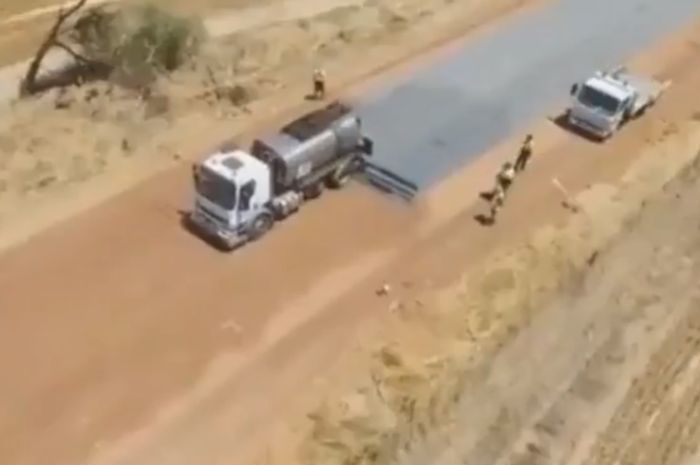Tangkapan layar video proses pengaspalan jalan di Australia.