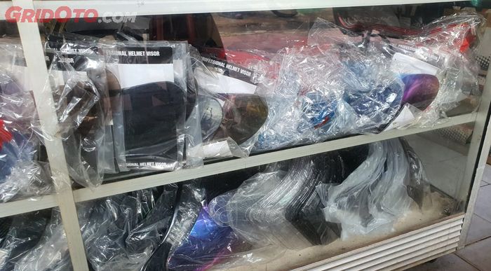 Aksesori helm yang dijual di Rifqi Helm 