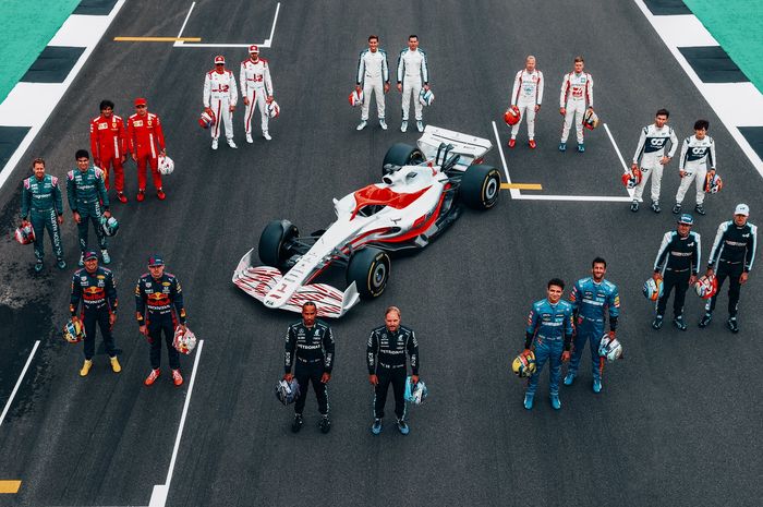 Prototipe mobil F1 2022 diperkenalkan untuk pertama kali di hadapan para pembalap di sirkuit Silverstone menjelang F1 Inggris 2021