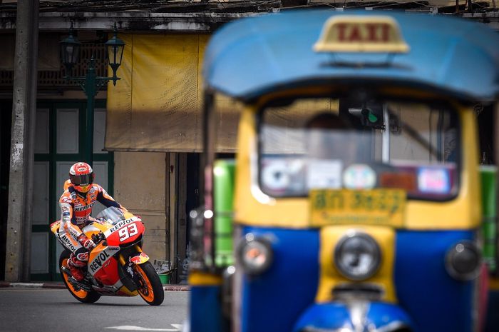 Marc Marquez naik motor MotoGP kelilin kota Buriram, lanjut jadi sopir Tuk-tuk