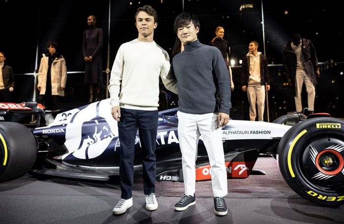 Nyck de Vries dan Yuki Tsunoda pada lauching mobil AlphaTauri AT04 selama acara New York Fashion Week