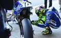Menguak "Ritual" Valentino Rossi Jongkok di Sebelah Motor