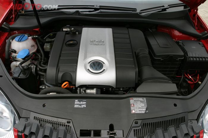 VW Golf GTI Mk5 mengusung mesin 2.000 cc bertenaga 200 dk dan torsi 280 Nm.
