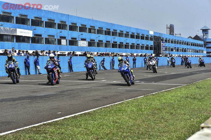 Satu lap warm-up menjelang start 