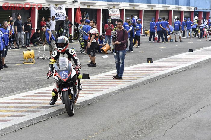 Suasana pit in di kelas open 250 cc