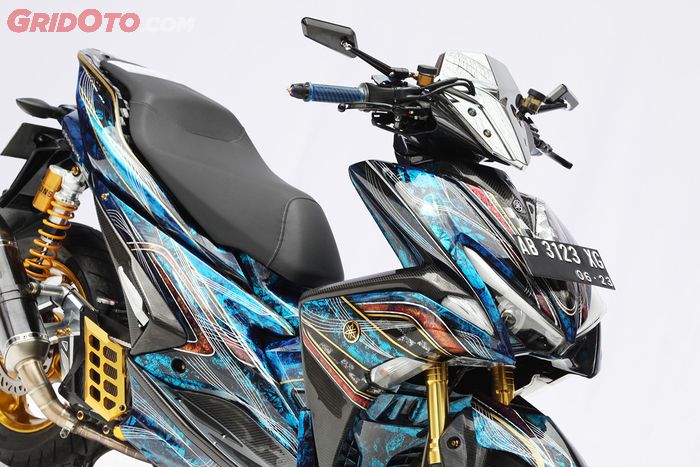 Konsep aurora menjadi pilihan baju Yamaha Aerox tahun 2018 ini
