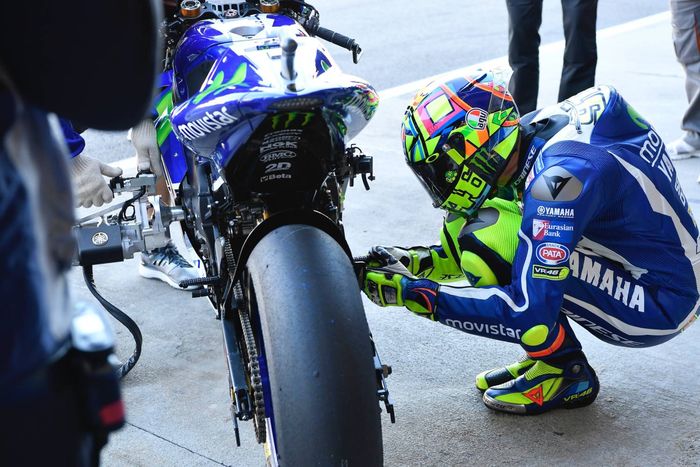 Valentino Rossi Jongkok Samping Motor MotoGP