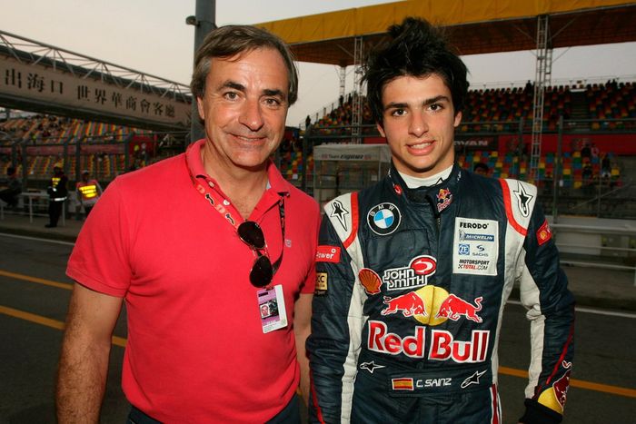 Carlos Sainz Sr. dan Carlos Sainz Jr., saling memberi petunjuk ketika satu sama lain sedang berkompetisi