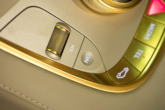 Tombol lapis emas Mercedes-Benz S-Class