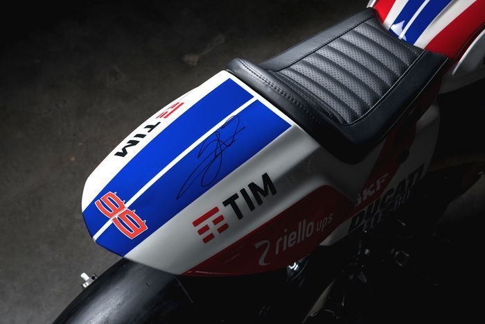 Entah kenapa duck tail-nya menarik banget