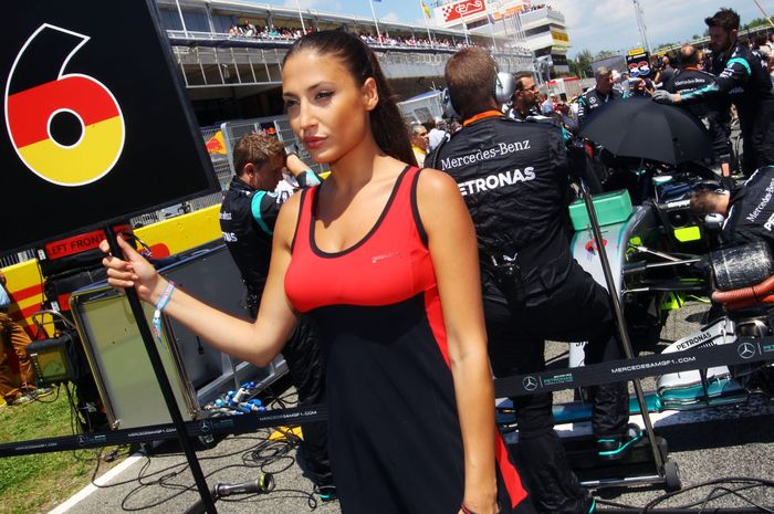Kalau tidak ada grid girl di grid start, apa tidak menjadi hambar balapan F1 ini?
