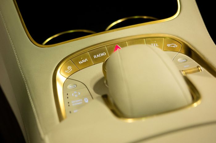 Tombol di dalam kabin Mercedes-Benz S-Class lapis emas