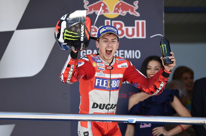 Jorge Lorenzo saat naik podium ketiga MotoGP Spanyol di Jerez 2017