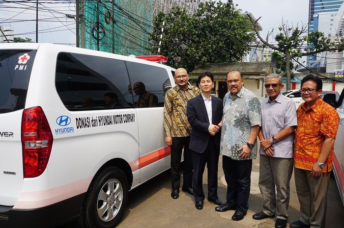 Hyundai Motor Company menyerahkan dua unit Starex Mover berstandar ambulans untuk Palang Merah Indonesia