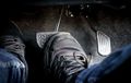 Begini Posisi Kaki yang Benar Ketika Melakukan Pengereman di Mobil