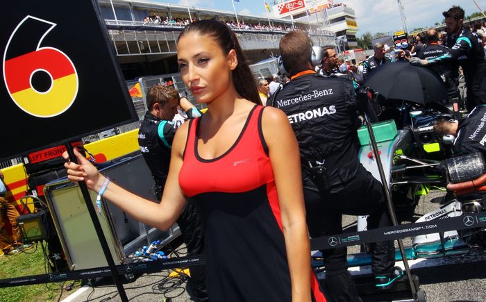 Kalau tidak ada grid girls di grid start, apa tidak menjadi hambar balapan F1 ini?