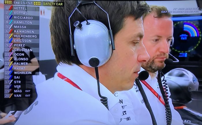 Bos tim Mercedes Toto Wolff (kiri) tegang menyaksikan penampilan pembalapnya sepanjang balapan GP F1 Bahrain 2017
