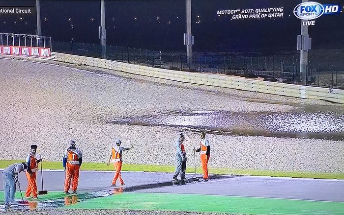 Akibat drainase tidak bekerja maksimal. gravel trap sirkuit Losail digenangi air saat hujan deras kualifikasi MotoGP Qatar 2017