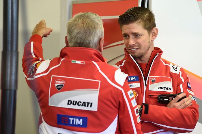 Casey Stoner (kanan) berbicara dengan crew Ducati Corse.
