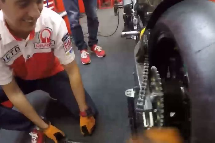 Tim Pramac racing mempraktekkan penggantian bang belakang motor MotoGP