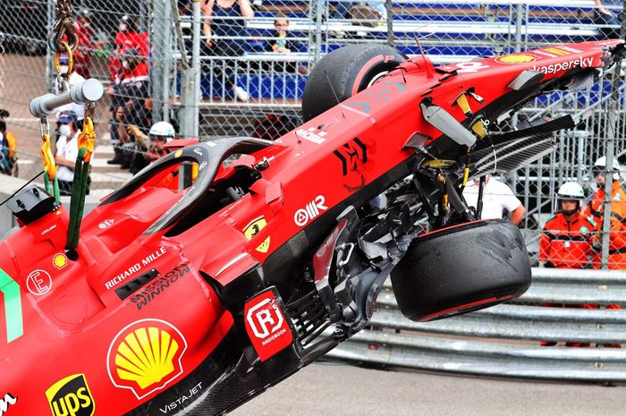 Bagian depan mobil Ferrari milik Charles Leclerc rusak berat akibat kecelakaan di akhir sesi kualifikasi F1 Monako 2021