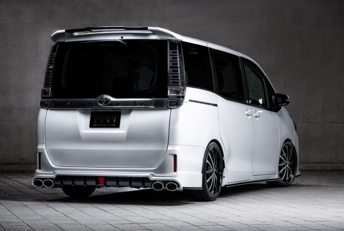 Tampilan belakang modifikasi Toyota Voxy dikemas lebih sporty