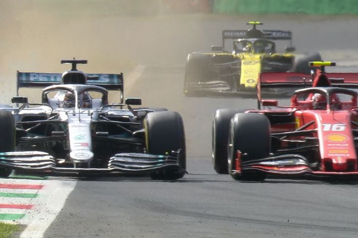 Lewis Hamilton terlibat duel jarak dekat dengan Charles Leclerc di F1 Italia 2019