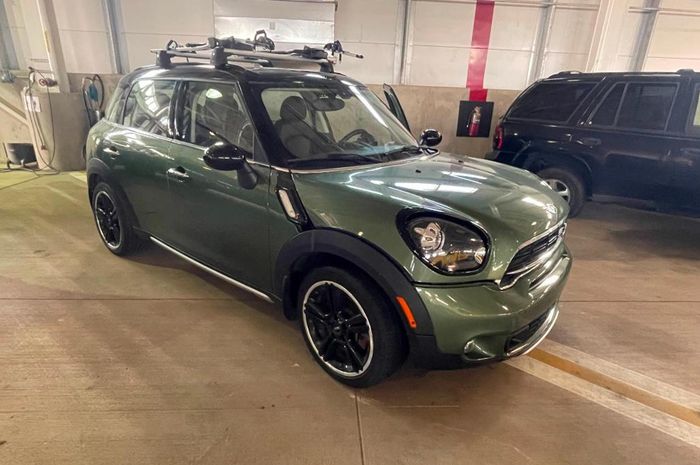 MINI Cooper S yang akan dilelang Bandara Internasional Pittsburgh.