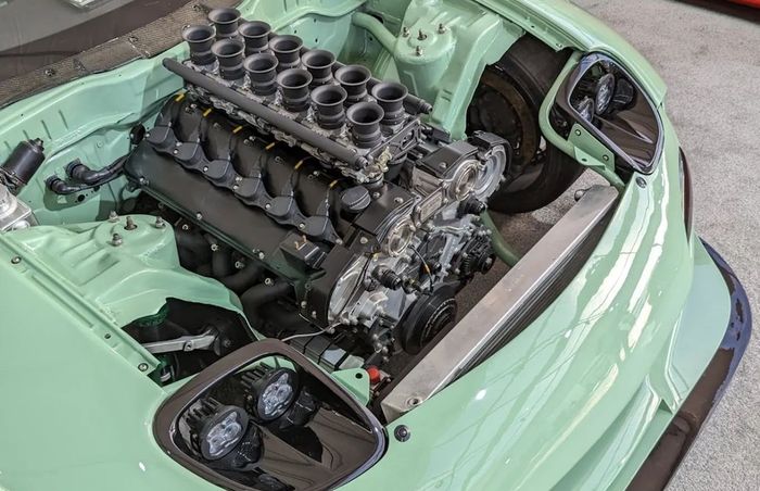 Modifikasi Mazda RX-7 cangkok mesin V12 dari Pagani Zonda bertenaga 720 dk